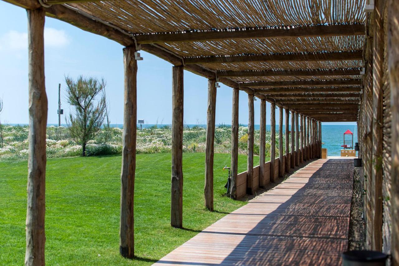 Cumeja Beach Club & Hotel Baia Domizia Exterior foto